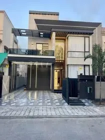 Front view of 10 Marla Solid Build in Block J